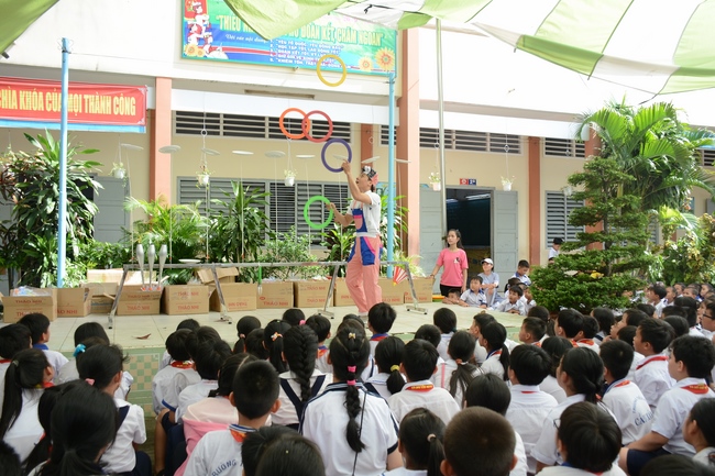 Giving gift portions to pupils on the occasion of Mid-Autumn Festival